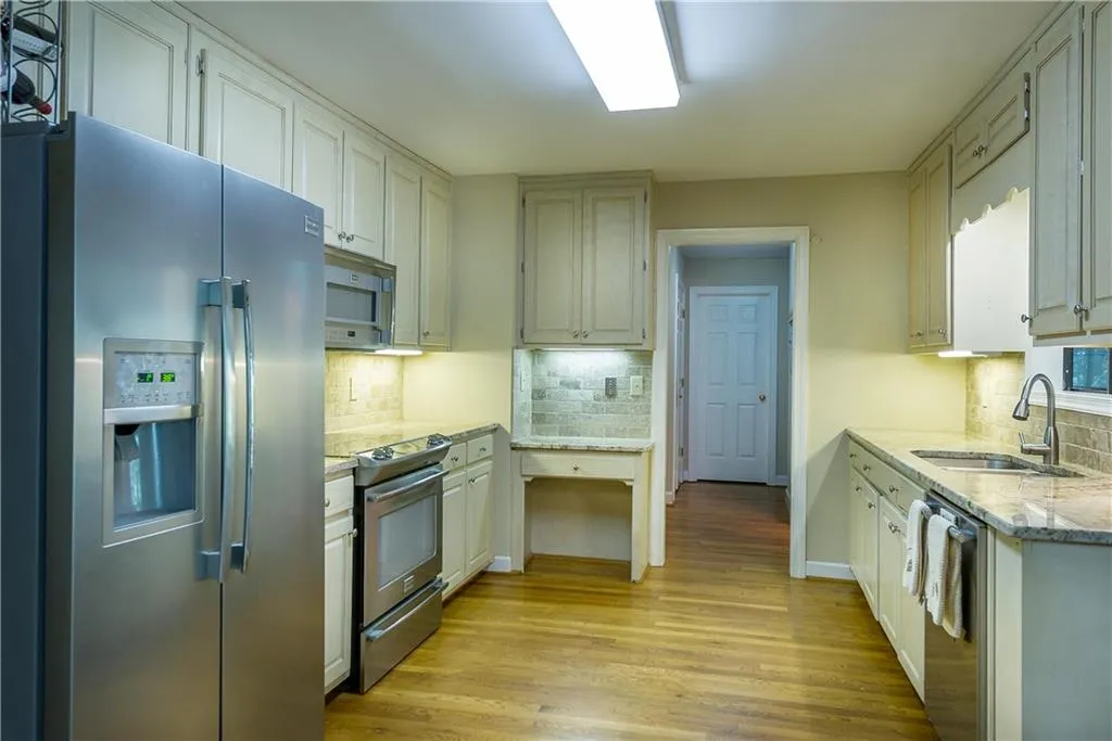 1020 Ridge Tarn, Dunwoody, Georgia 30350, 4 Bedrooms Bedrooms, ,3 BathroomsBathrooms,Residential,Sold,1020 Ridge Tarn,5612645