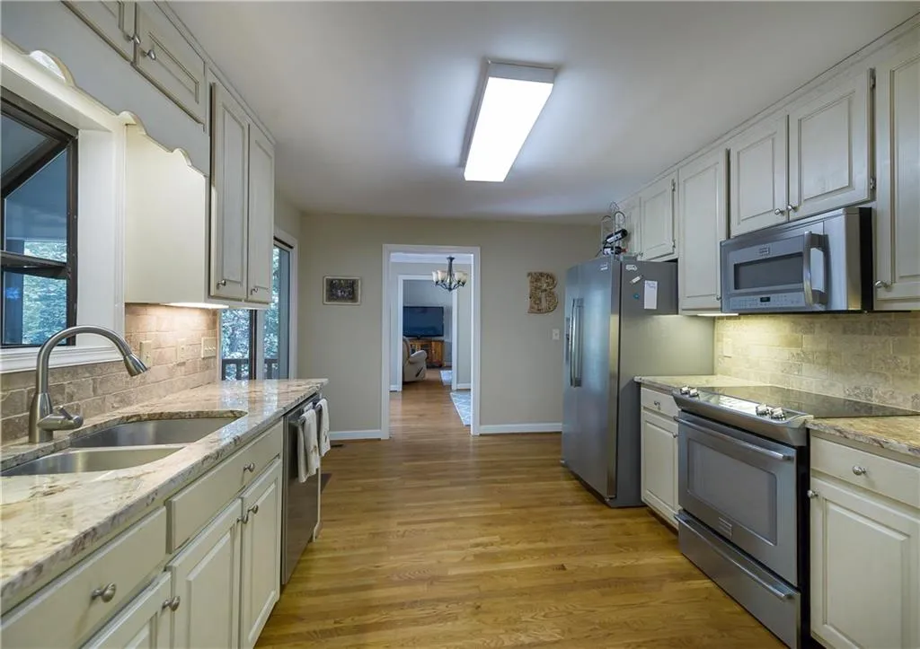 1020 Ridge Tarn, Dunwoody, Georgia 30350, 4 Bedrooms Bedrooms, ,3 BathroomsBathrooms,Residential,Sold,1020 Ridge Tarn,5612645