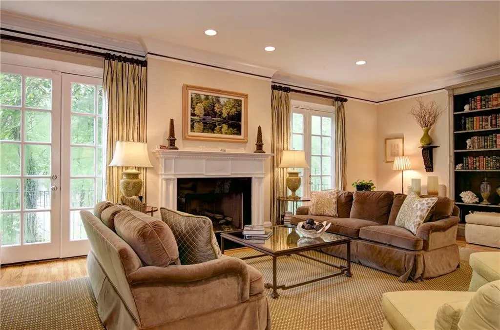 3533 Roxboro Road Ne Unit 4, Atlanta, Georgia 30326, 3 Bedrooms Bedrooms, ,4 BathroomsBathrooms,Residential,Sold,3533 Roxboro Road Ne Unit 4,5734223