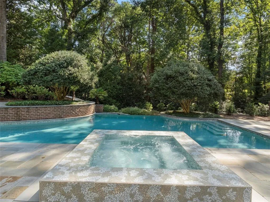 Spectacular entertaining areas.