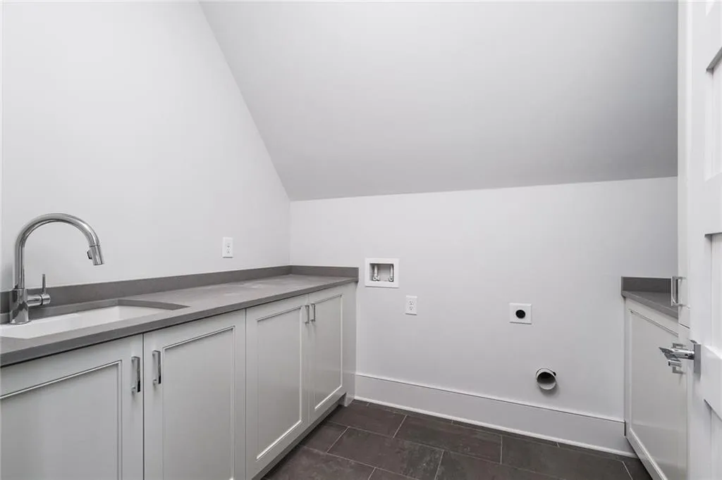 1875 Spalding Drive, Sandy Springs, Georgia 30350, 5 Bedrooms Bedrooms, ,6 BathroomsBathrooms,Residential,Sold,1875 Spalding Drive,6093412