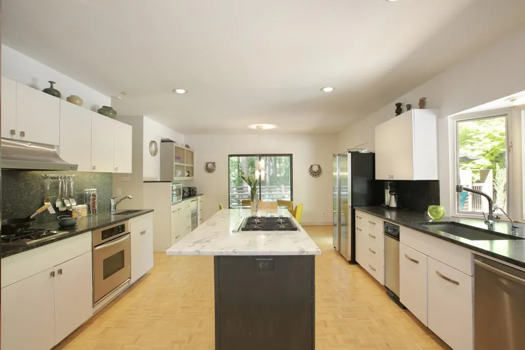 35 Old Powers Place, Sandy Springs, Georgia 30327, 4 Bedrooms Bedrooms, ,4 BathroomsBathrooms,Residential,Sold,35 Old Powers Place,6923240