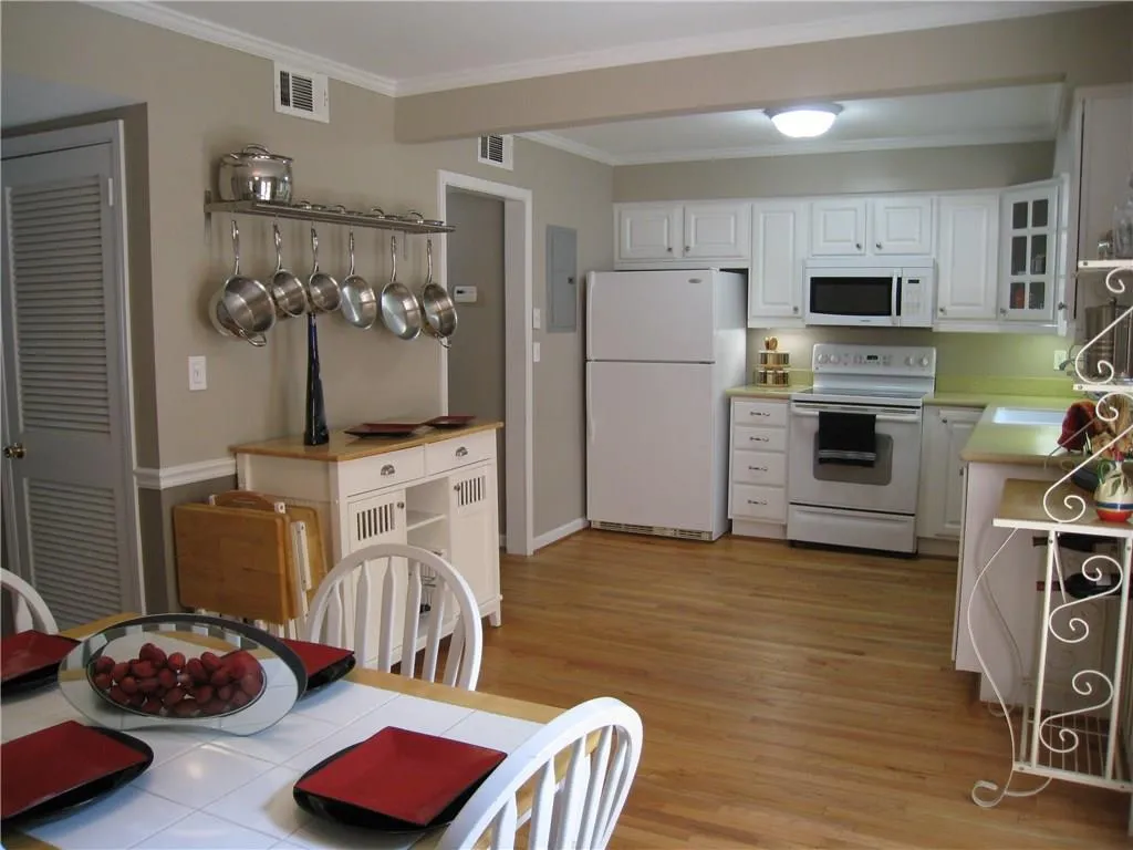 6520 Roswell Road Unit 89, Atlanta, Georgia 30328, 2 Bedrooms Bedrooms, ,1 BathroomBathrooms,Residential,Sold,6520 Roswell Road Unit 89,5863240