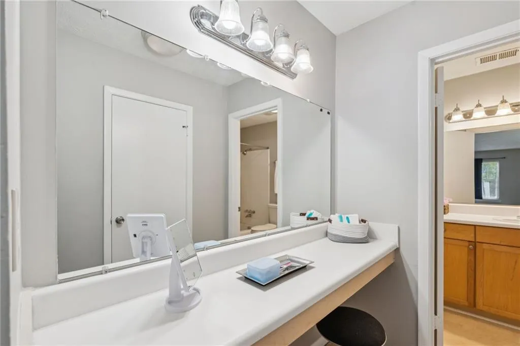 Full bath with vanity and shower / washtub combination