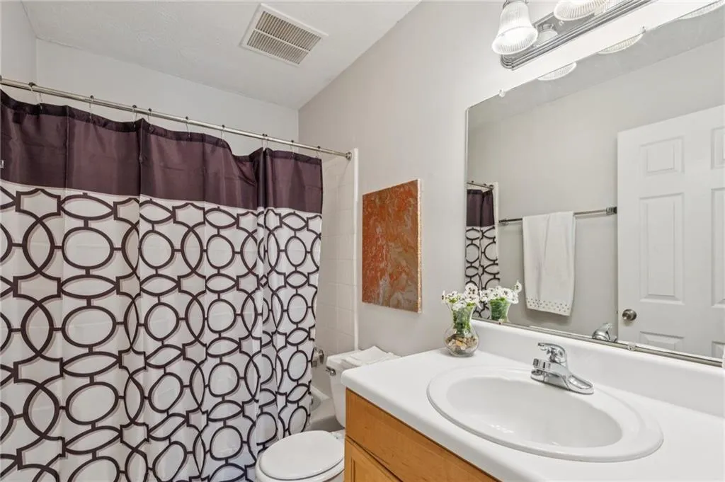 Full bath with vanity and shower / bath combo