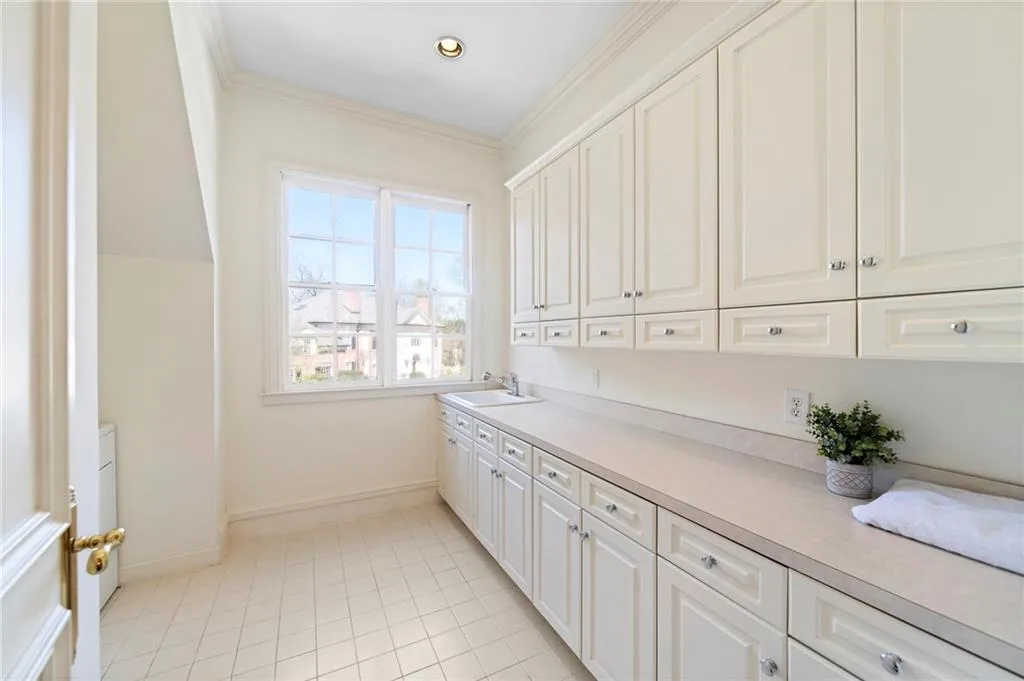219 Saint Nicholas Circle Nw, Sandy Springs, Georgia 30327, 6 Bedrooms Bedrooms, ,6 BathroomsBathrooms,Residential,Sold,219 Saint Nicholas Circle Nw,7190211