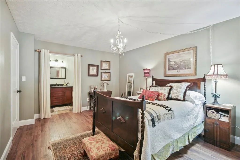 908 Natchez Trace, Sandy Springs, Georgia 30350, 2 Bedrooms Bedrooms, ,2 BathroomsBathrooms,Residential,Sold,908 Natchez Trace,6908193