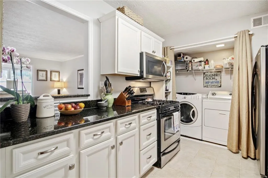 908 Natchez Trace, Sandy Springs, Georgia 30350, 2 Bedrooms Bedrooms, ,2 BathroomsBathrooms,Residential,Sold,908 Natchez Trace,6908193