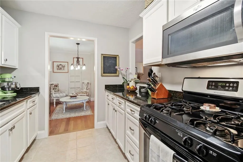 908 Natchez Trace, Sandy Springs, Georgia 30350, 2 Bedrooms Bedrooms, ,2 BathroomsBathrooms,Residential,Sold,908 Natchez Trace,6908193