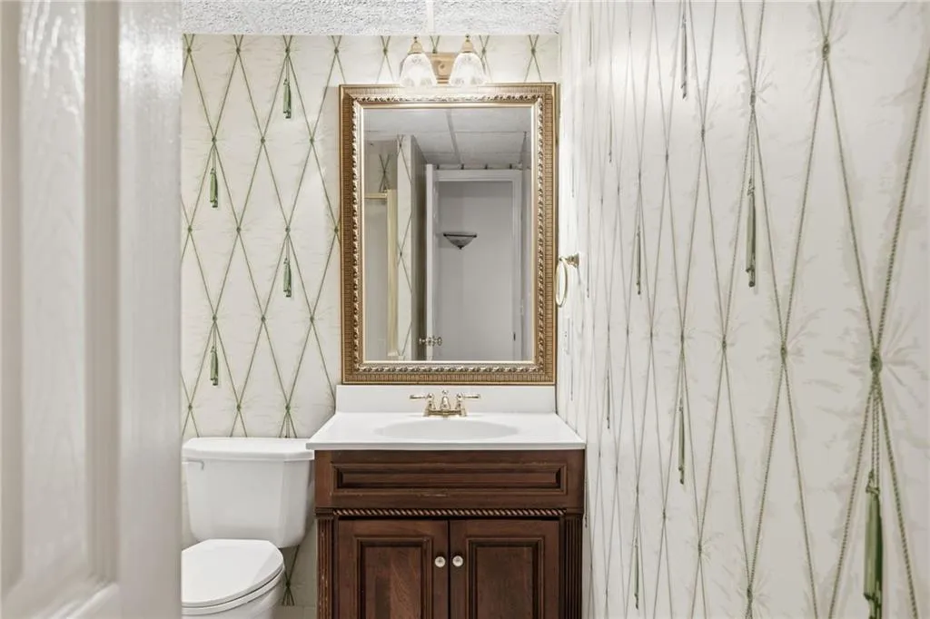 6225 Old Hickory Point, Atlanta, Georgia 30328, 5 Bedrooms Bedrooms, ,4 BathroomsBathrooms,Residential,For Sale,6225 Old Hickory Point,7750763