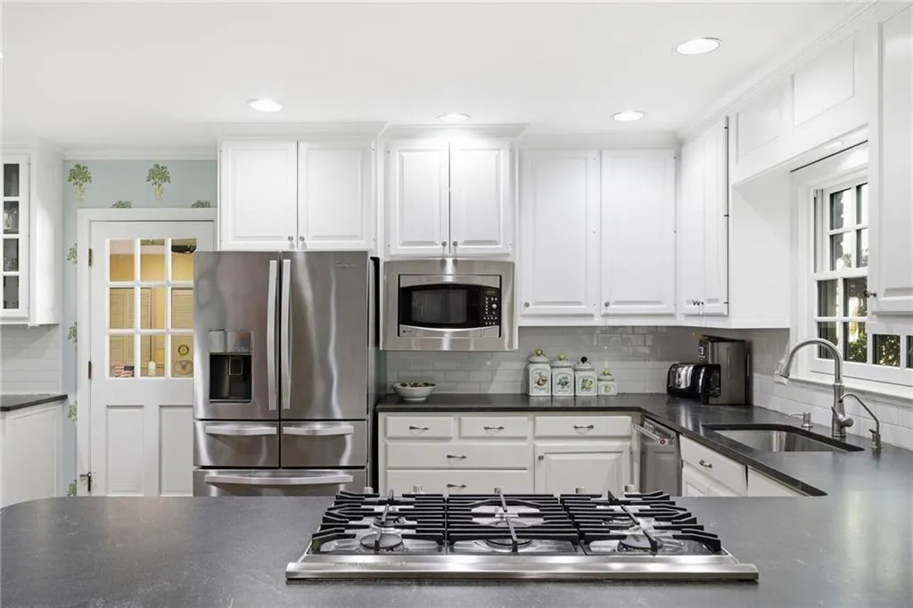 6225 Old Hickory Point, Atlanta, Georgia 30328, 5 Bedrooms Bedrooms, ,4 BathroomsBathrooms,Residential,For Sale,6225 Old Hickory Point,7750763