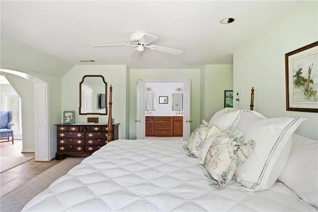 6225 Old Hickory Point, Atlanta, Georgia 30328, 5 Bedrooms Bedrooms, ,4 BathroomsBathrooms,Residential,For Sale,6225 Old Hickory Point,7750763