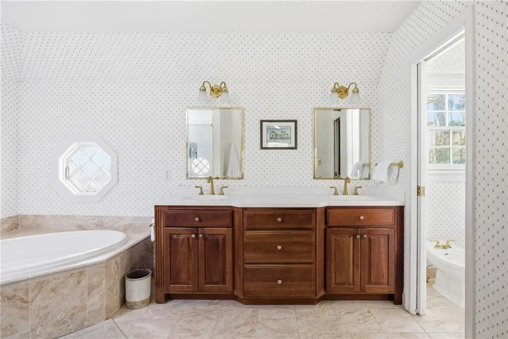 6225 Old Hickory Point, Atlanta, Georgia 30328, 5 Bedrooms Bedrooms, ,4 BathroomsBathrooms,Residential,For Sale,6225 Old Hickory Point,7750763