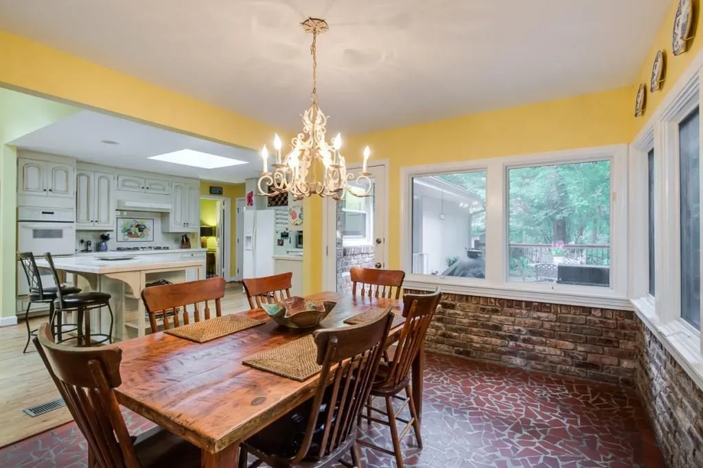 85 Wyndham Drive, Sandy Springs, Georgia 30328, 4 Bedrooms Bedrooms, ,3 BathroomsBathrooms,Residential,Sold,85 Wyndham Drive,6027410