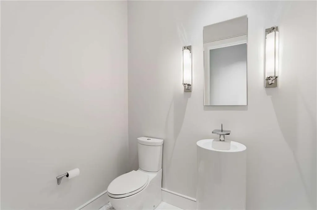 3376 Peachtree Road Ne Unit 33b, Atlanta, Georgia 30326, 3 Bedrooms Bedrooms, ,3 BathroomsBathrooms,Residential,For Sale,3376 Peachtree Road Ne Unit 33b,7675558