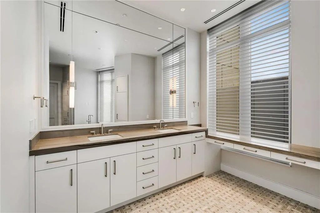 3376 Peachtree Road Ne Unit 33b, Atlanta, Georgia 30326, 3 Bedrooms Bedrooms, ,3 BathroomsBathrooms,Residential,For Sale,3376 Peachtree Road Ne Unit 33b,7675558