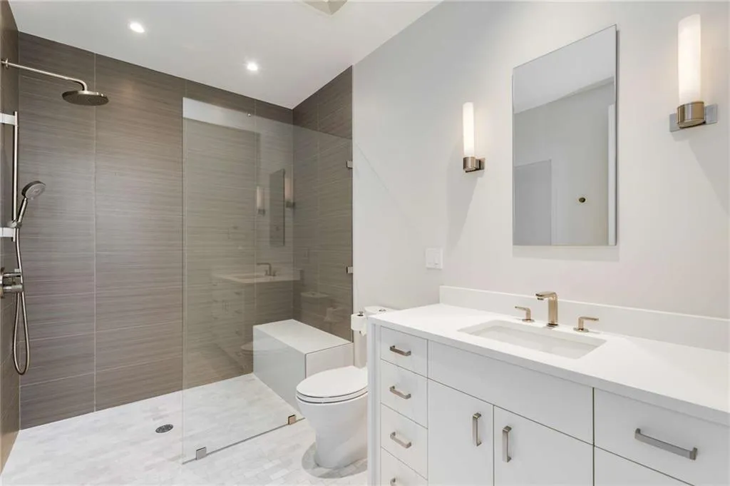 3376 Peachtree Road Ne Unit 33b, Atlanta, Georgia 30326, 3 Bedrooms Bedrooms, ,3 BathroomsBathrooms,Residential,For Sale,3376 Peachtree Road Ne Unit 33b,7675558