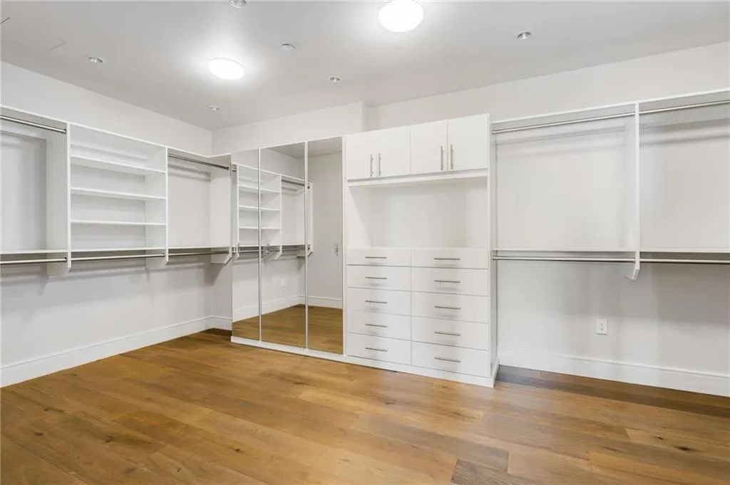 3376 Peachtree Road Ne Unit 33b, Atlanta, Georgia 30326, 3 Bedrooms Bedrooms, ,3 BathroomsBathrooms,Residential,For Sale,3376 Peachtree Road Ne Unit 33b,7675558