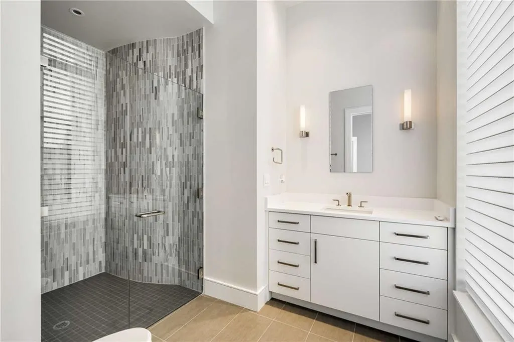 3376 Peachtree Road Ne Unit 33b, Atlanta, Georgia 30326, 3 Bedrooms Bedrooms, ,3 BathroomsBathrooms,Residential,For Sale,3376 Peachtree Road Ne Unit 33b,7675558