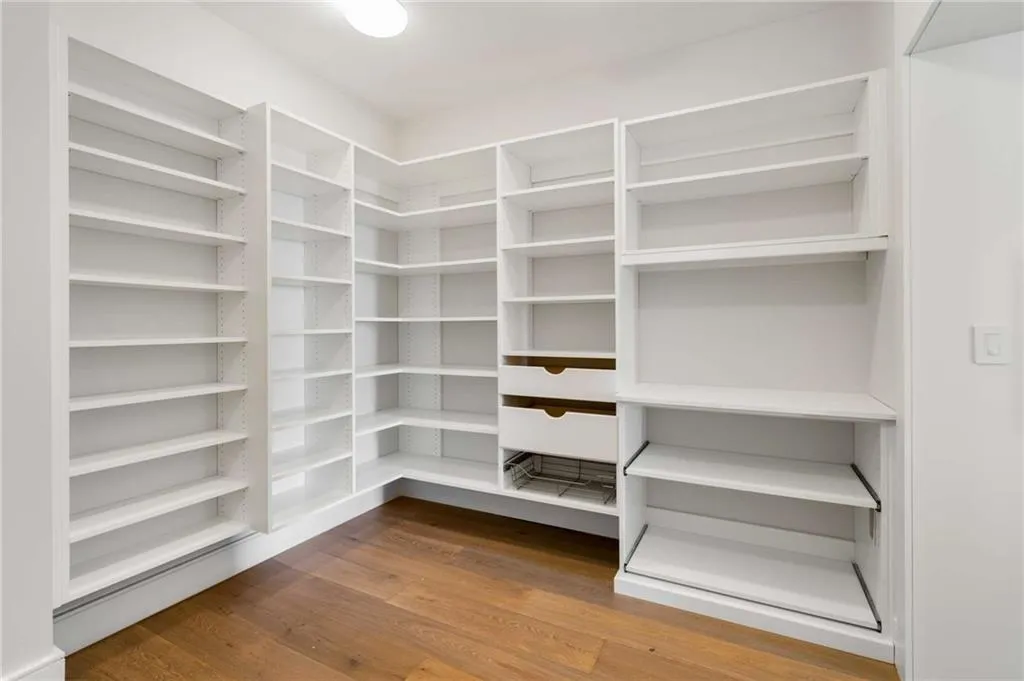 3376 Peachtree Road Ne Unit 33b, Atlanta, Georgia 30326, 3 Bedrooms Bedrooms, ,3 BathroomsBathrooms,Residential,For Sale,3376 Peachtree Road Ne Unit 33b,7675558