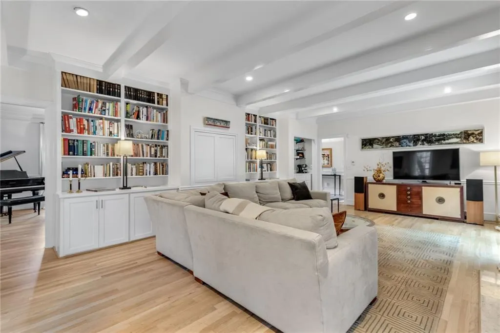 6225 River Chase Circle, Sandy Springs, Georgia 30328, 5 Bedrooms Bedrooms, ,3 BathroomsBathrooms,Residential,Sold,6225 River Chase Circle,7164515