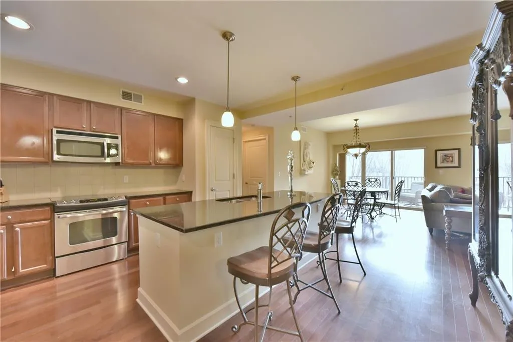 200 River Vista Drive Unit 221, Atlanta, Georgia 30339, 2 Bedrooms Bedrooms, ,2 BathroomsBathrooms,Residential,Sold,200 River Vista Drive Unit 221,5964410