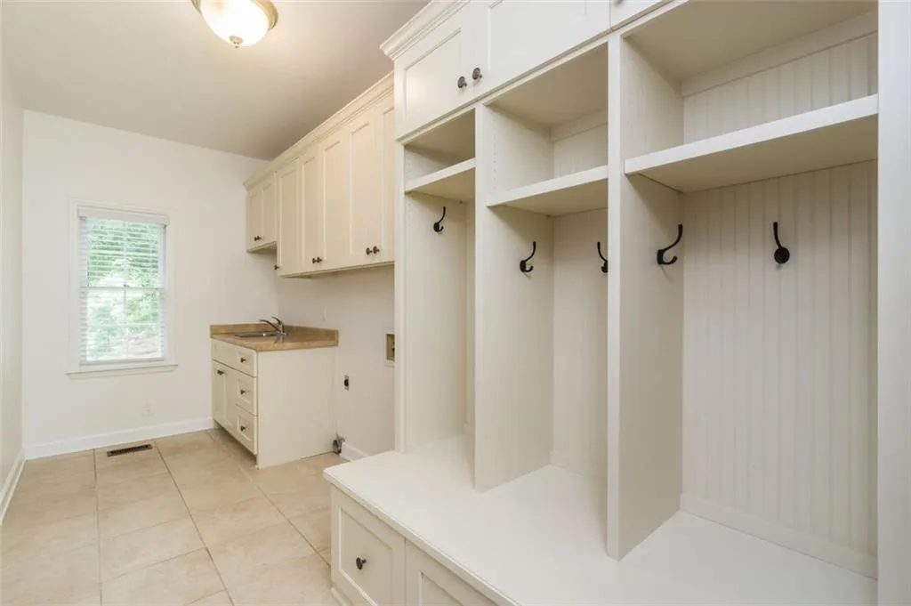 8155 Grogans Ferry Road, Atlanta, Georgia 30350, 5 Bedrooms Bedrooms, ,4 BathroomsBathrooms,Residential,Sold,8155 Grogans Ferry Road,7039049