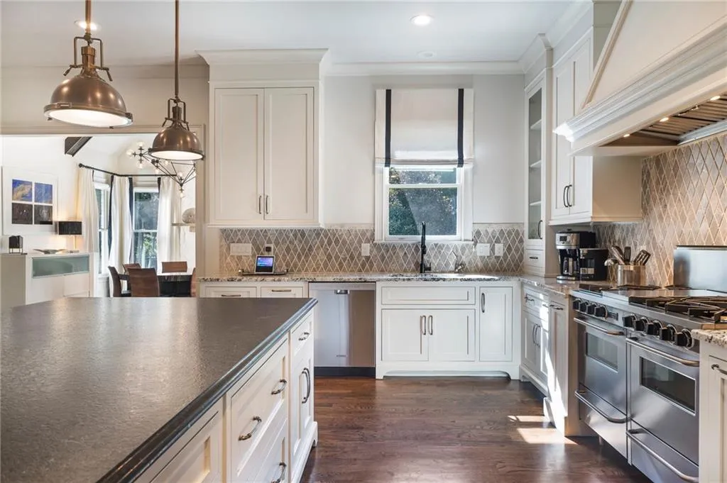 5560 Lake Forrest Drive, Sandy Springs, Georgia 30342, 6 Bedrooms Bedrooms, ,7 BathroomsBathrooms,Residential,Sold,5560 Lake Forrest Drive,7108347