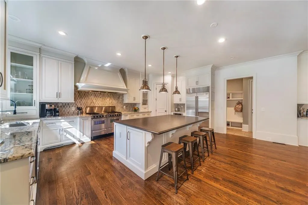 5560 Lake Forrest Drive, Sandy Springs, Georgia 30342, 6 Bedrooms Bedrooms, ,7 BathroomsBathrooms,Residential,Sold,5560 Lake Forrest Drive,7108347