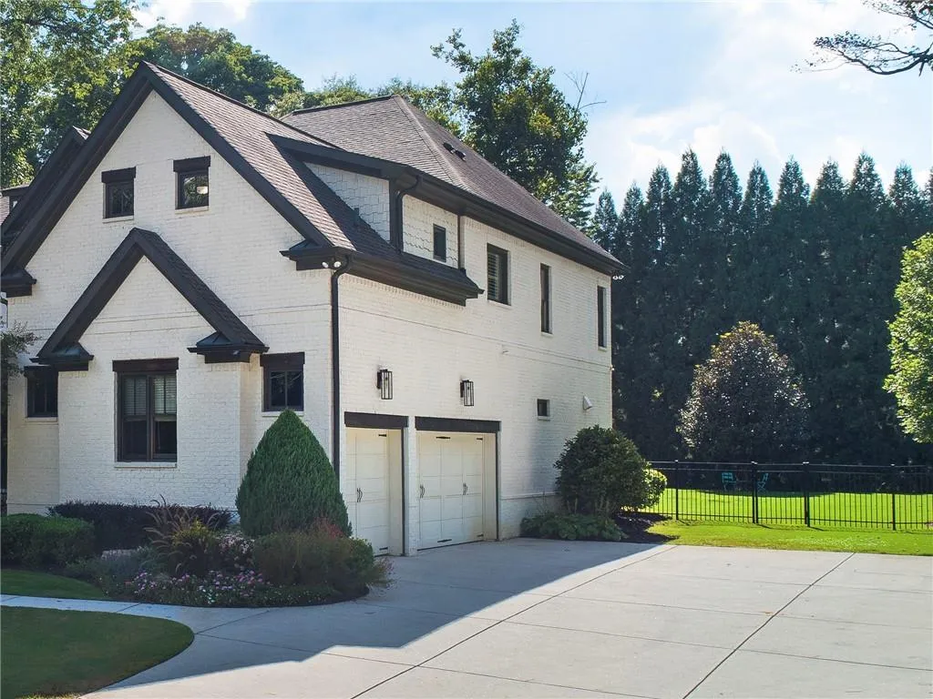 5560 Lake Forrest Drive, Sandy Springs, Georgia 30342, 6 Bedrooms Bedrooms, ,7 BathroomsBathrooms,Residential,Sold,5560 Lake Forrest Drive,7108347