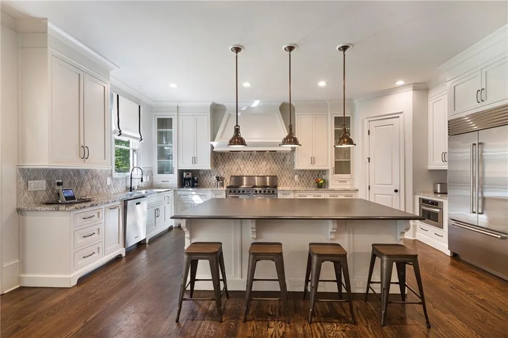 5560 Lake Forrest Drive, Sandy Springs, Georgia 30342, 6 Bedrooms Bedrooms, ,7 BathroomsBathrooms,Residential,Sold,5560 Lake Forrest Drive,7108347