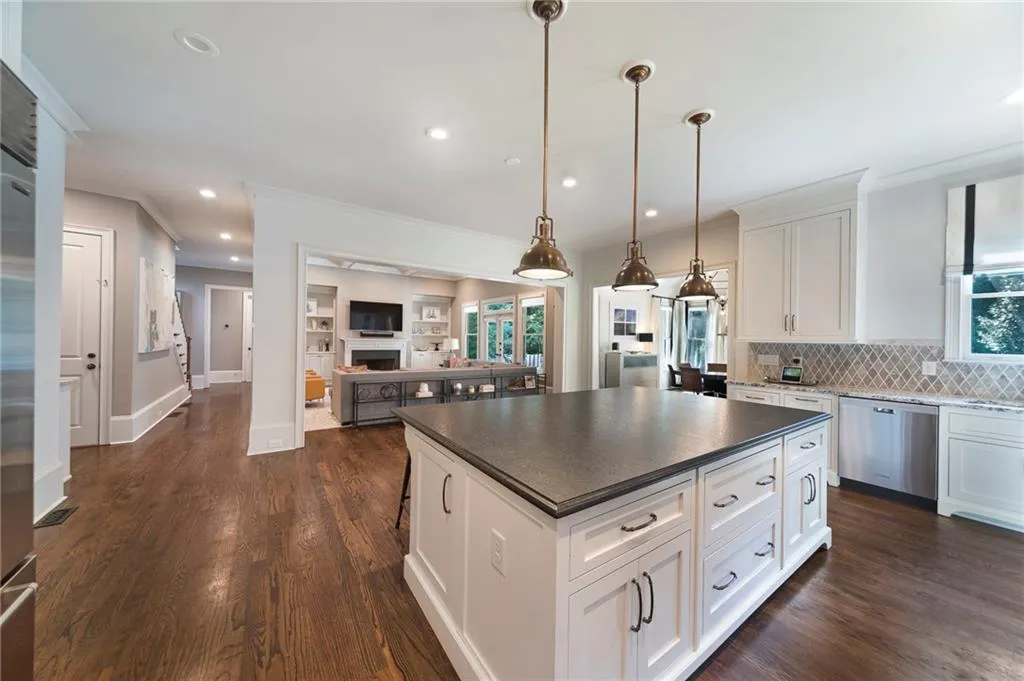 5560 Lake Forrest Drive, Sandy Springs, Georgia 30342, 6 Bedrooms Bedrooms, ,7 BathroomsBathrooms,Residential,Sold,5560 Lake Forrest Drive,7108347