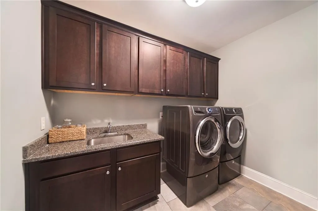 5560 Lake Forrest Drive, Sandy Springs, Georgia 30342, 6 Bedrooms Bedrooms, ,7 BathroomsBathrooms,Residential,Sold,5560 Lake Forrest Drive,7108347