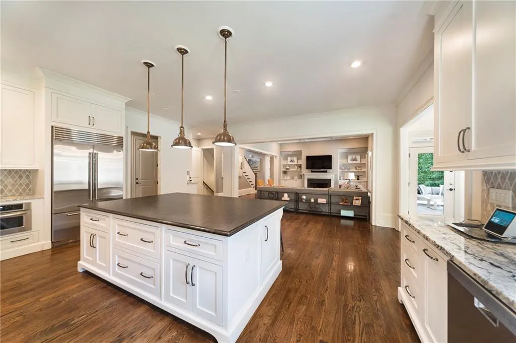 5560 Lake Forrest Drive, Sandy Springs, Georgia 30342, 6 Bedrooms Bedrooms, ,7 BathroomsBathrooms,Residential,Sold,5560 Lake Forrest Drive,7108347