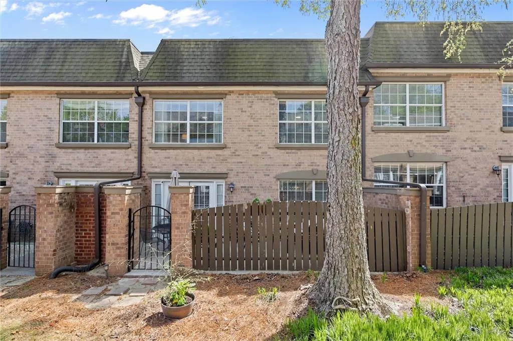 6980 Roswell Road, Atlanta, Georgia 30328, 3 Bedrooms Bedrooms, ,2 BathroomsBathrooms,Residential,For Sale,6980 Roswell Road,7751901