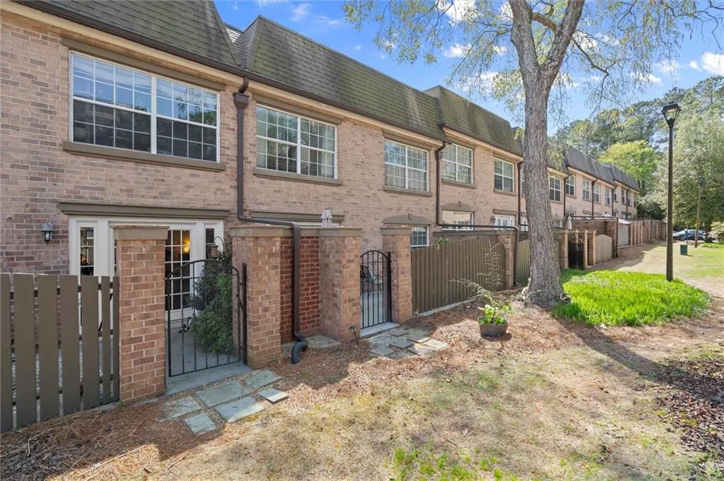 6980 Roswell Road, Atlanta, Georgia 30328, 3 Bedrooms Bedrooms, ,2 BathroomsBathrooms,Residential,For Sale,6980 Roswell Road,7751901