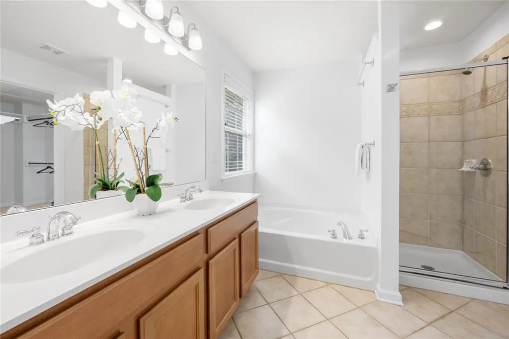3655 Chattahoochee Summit Drive Se Unit 16, Atlanta, Georgia 30339, 3 Bedrooms Bedrooms, ,3 BathroomsBathrooms,Residential,For Sale,3655 Chattahoochee Summit Drive Se Unit 16,7590184