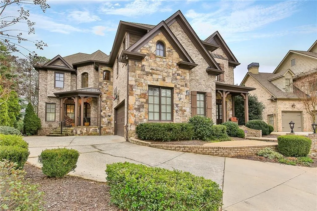 555 Glenmanor Court, Sandy Springs, Georgia 30328, 6 Bedrooms Bedrooms, ,6 BathroomsBathrooms,Residential,Sold,555 Glenmanor Court,6677066