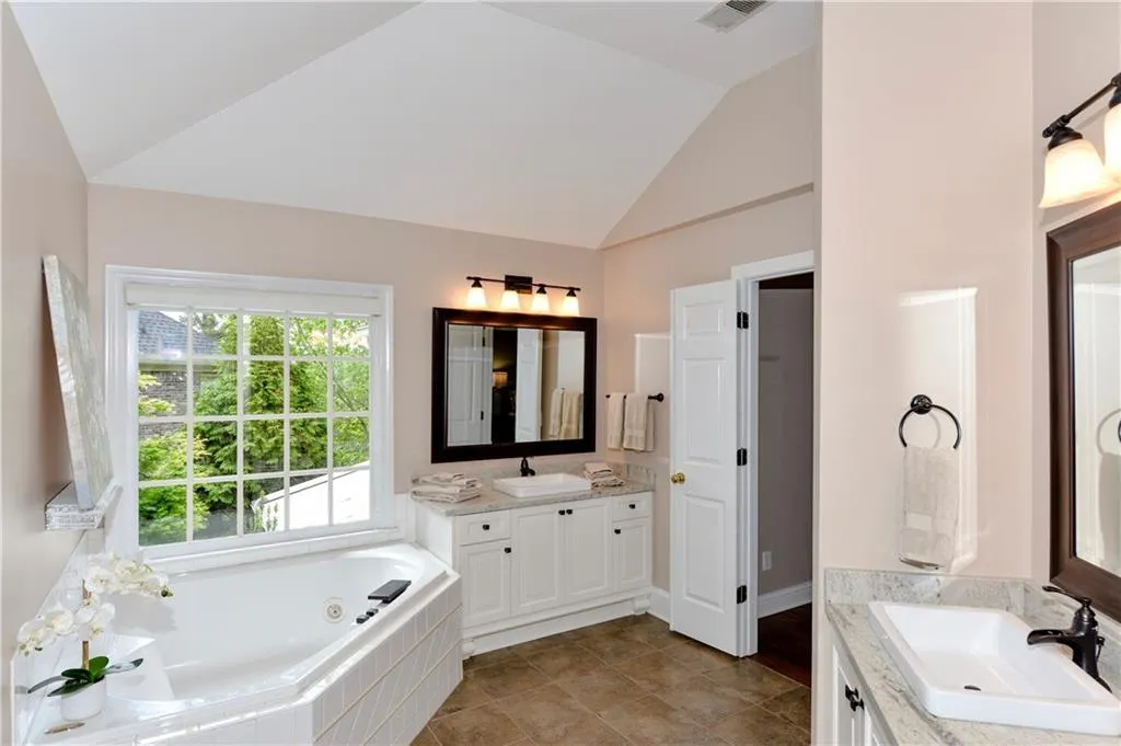 6490 Glen Oaks Lane, Sandy Springs, Georgia 30328, 5 Bedrooms Bedrooms, ,4 BathroomsBathrooms,Residential,Sold,6490 Glen Oaks Lane,6002292