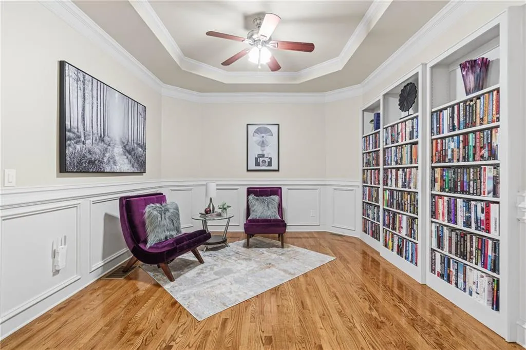 Room used as library can also be dining room