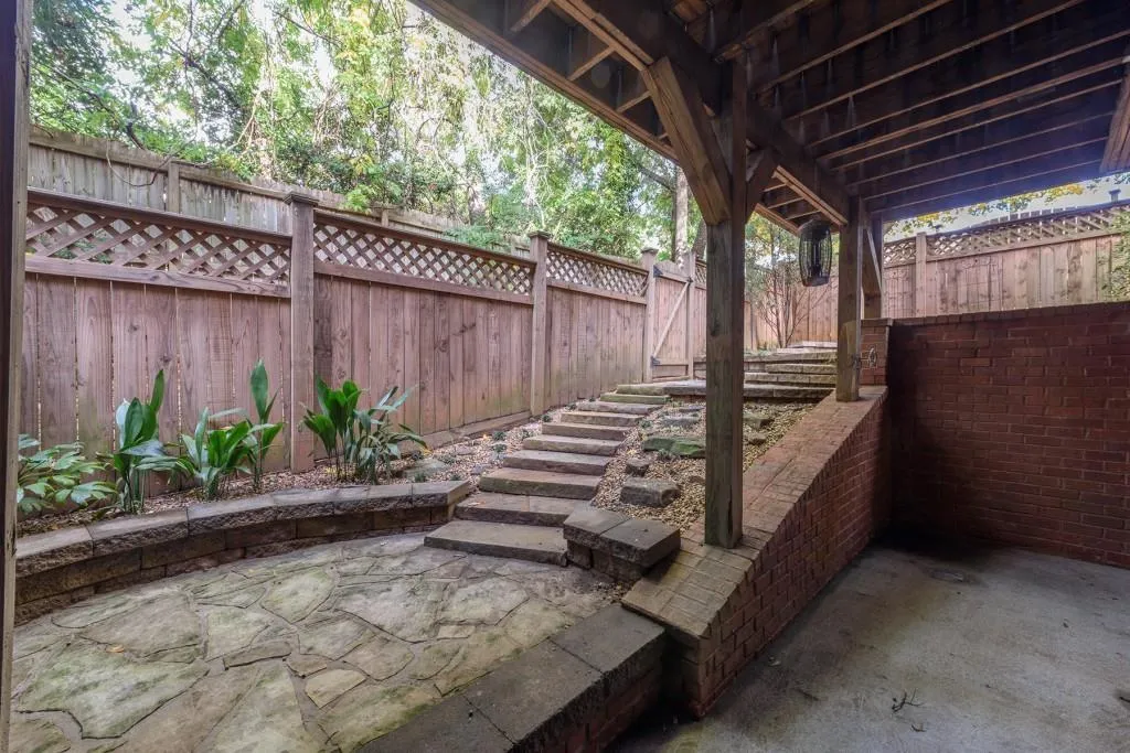 205 Chemin De Vie, Atlanta, Georgia 30342, 3 Bedrooms Bedrooms, ,3 BathroomsBathrooms,Residential,Sold,205 Chemin De Vie,5950038