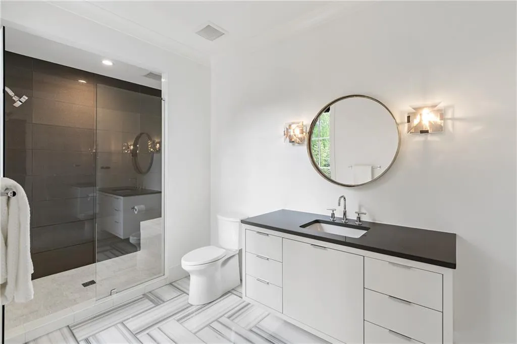 Ensuite bath off bedroom