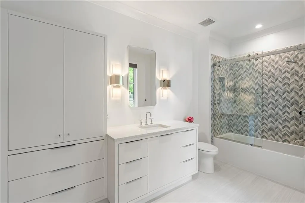 Ensuite bath off bedroom