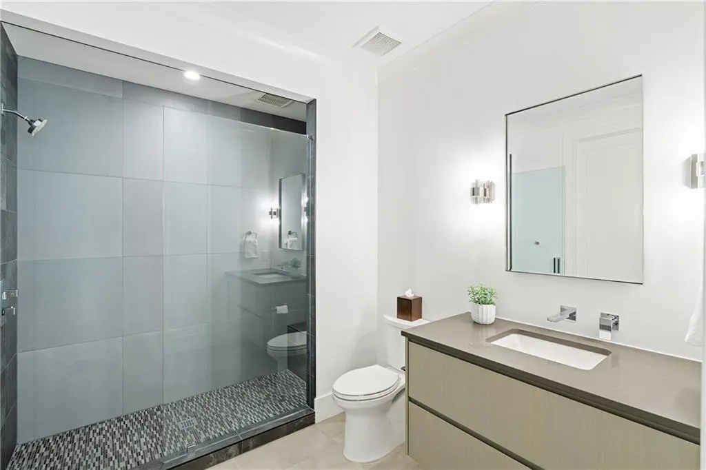 Ensuite bath off bedroom