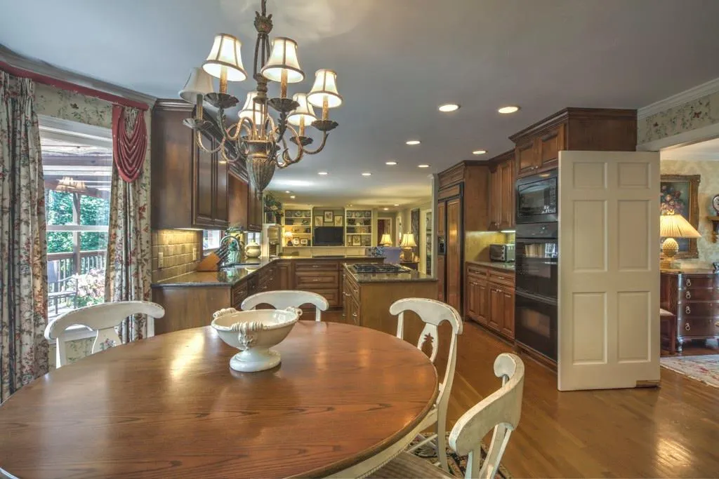 300 Cameron Ridge Drive, Sandy Springs, Georgia 30328, 5 Bedrooms Bedrooms, ,4 BathroomsBathrooms,Residential,Sold,300 Cameron Ridge Drive,5790019