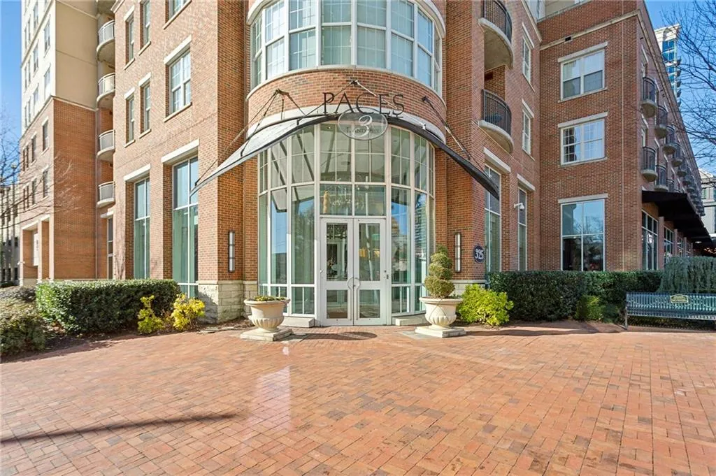 325 Paces entrance
