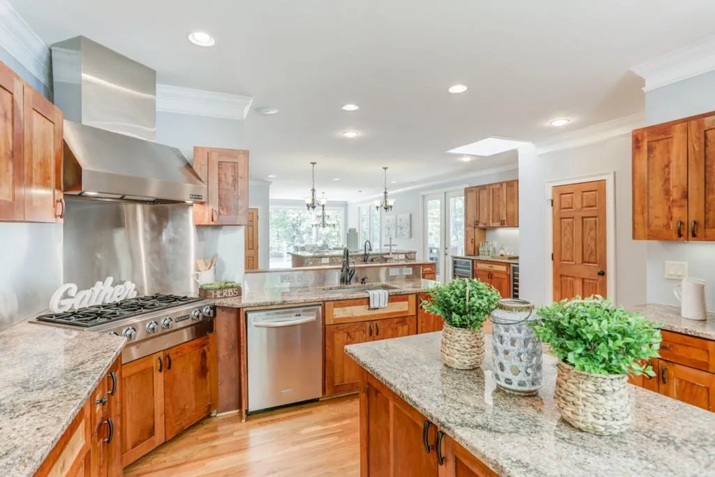 9365 Huntcliff Trace, Sandy Springs, Georgia 30350, 5 Bedrooms Bedrooms, ,5 BathroomsBathrooms,Residential,Sold,9365 Huntcliff Trace,6542290