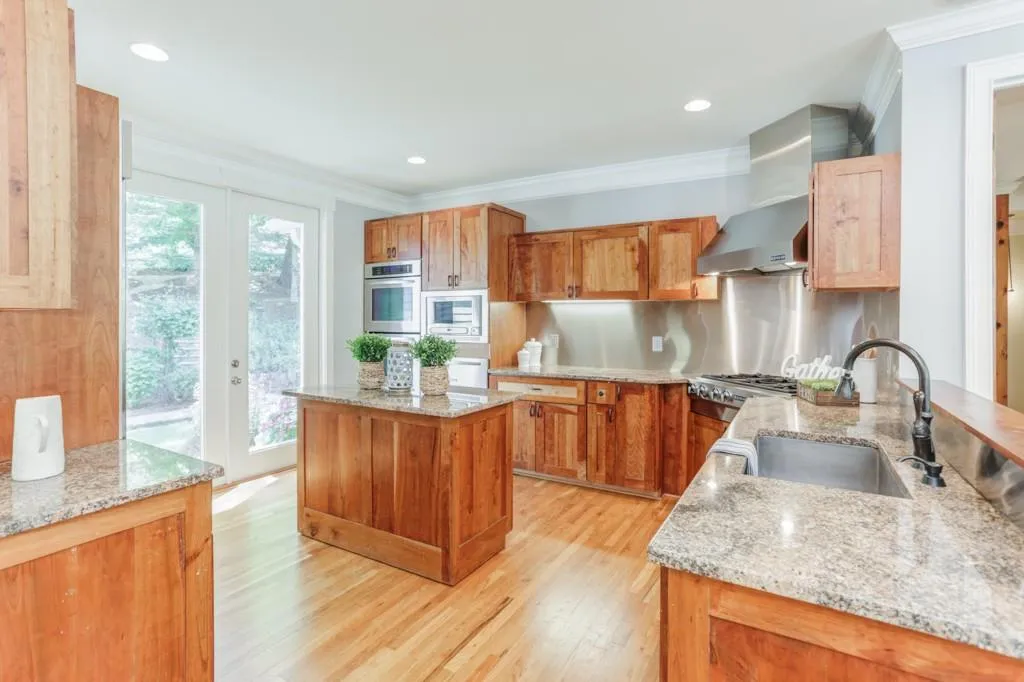 9365 Huntcliff Trace, Sandy Springs, Georgia 30350, 5 Bedrooms Bedrooms, ,5 BathroomsBathrooms,Residential,Sold,9365 Huntcliff Trace,6542290