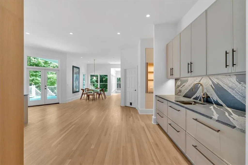 400 Old Ivy Road Ne, Atlanta, Georgia 30342, 6 Bedrooms Bedrooms, ,5 BathroomsBathrooms,Residential,For Sale,400 Old Ivy Road Ne,7587228