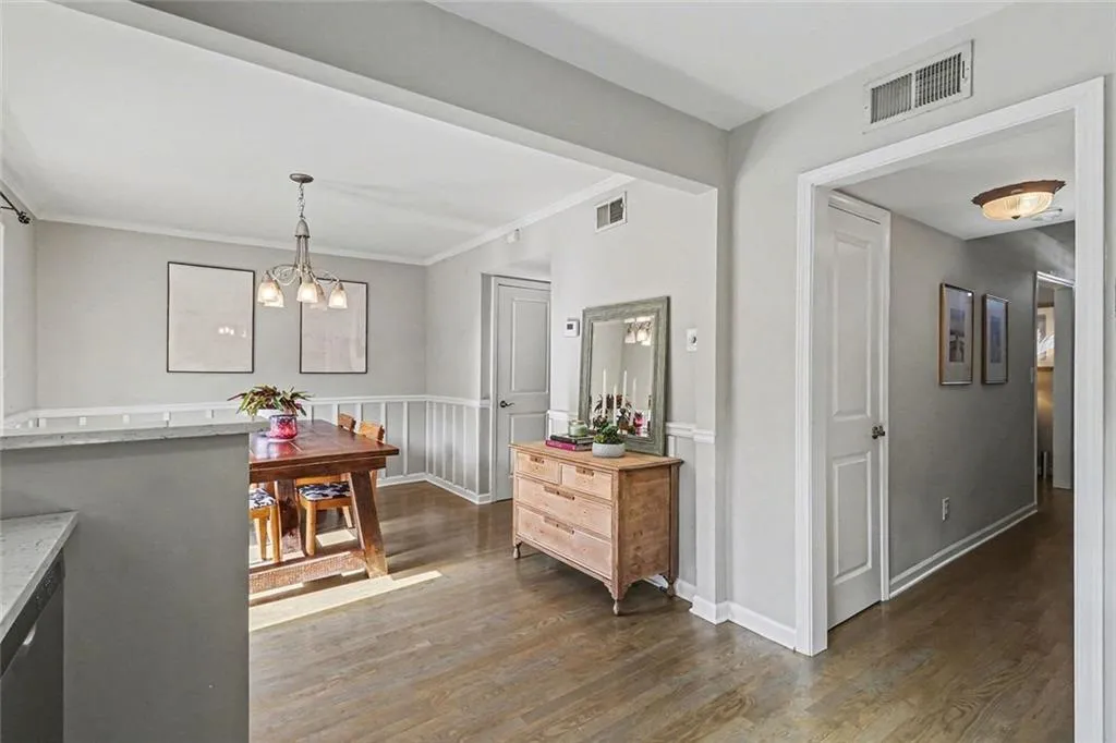 6520 Roswell Road Unit 104, Sandy Springs, Georgia 30328, 2 Bedrooms Bedrooms, ,1 BathroomBathrooms,Residential,Sold,6520 Roswell Road Unit 104,7715235